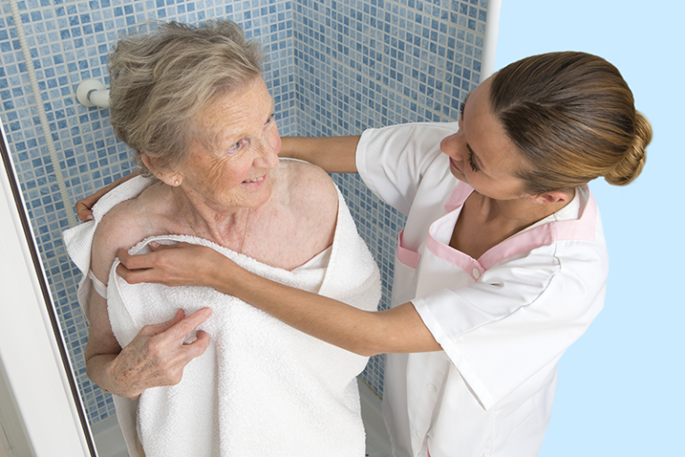 Lire la suite à propos de l’article Comment aider une personne âgée à se laver en toute sécurité ?